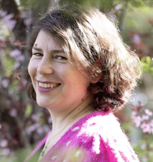 Gisela Knobel im seitlichen Porträt