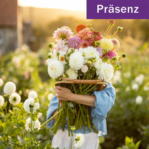 Frau versteckt sich hinter großem Blumenstrauß