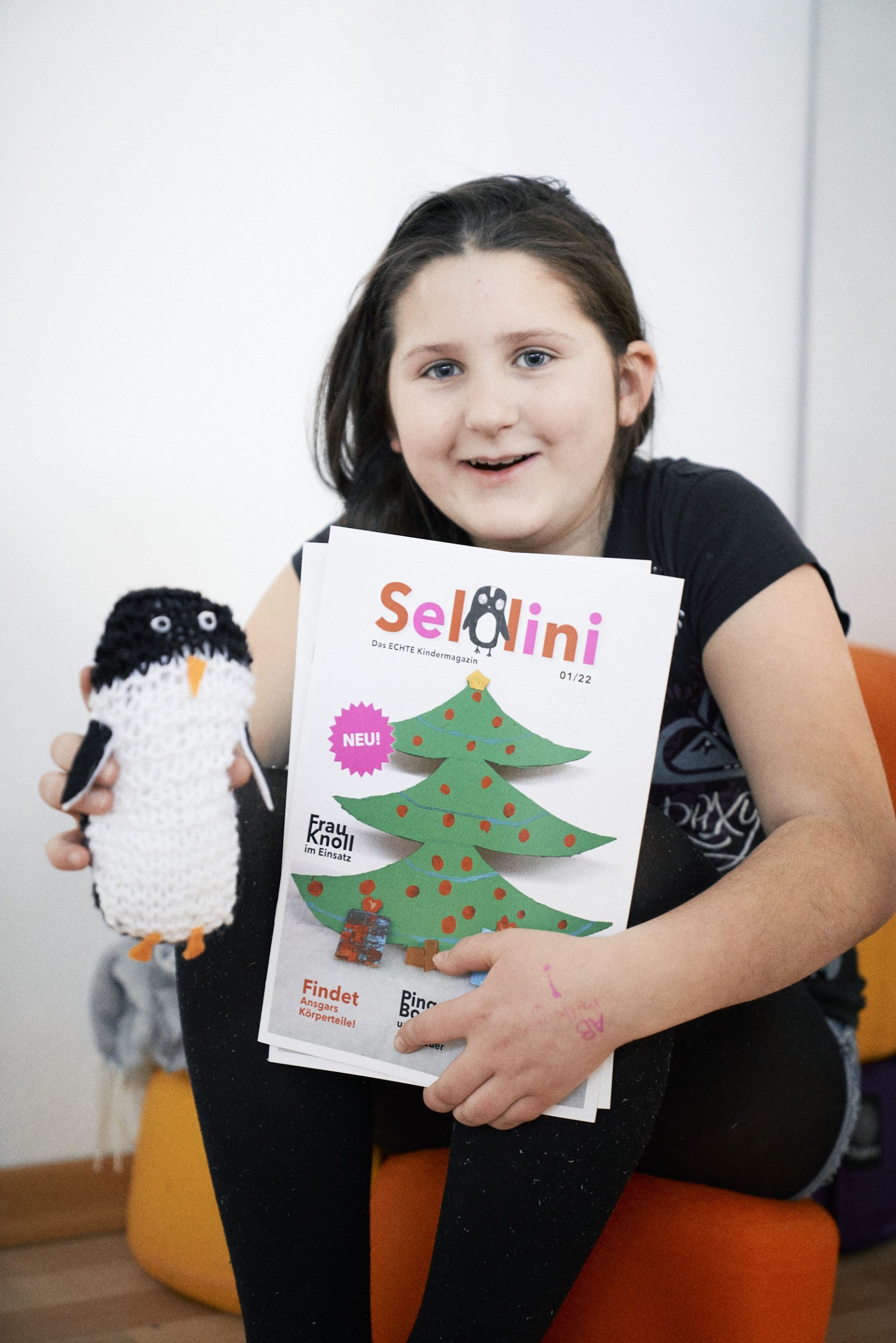 Magdalena präsentiert stolz die erste sellini Ausgabe - das selbstgemachte sellini Maskottchen darf dabei nicht fehlen!