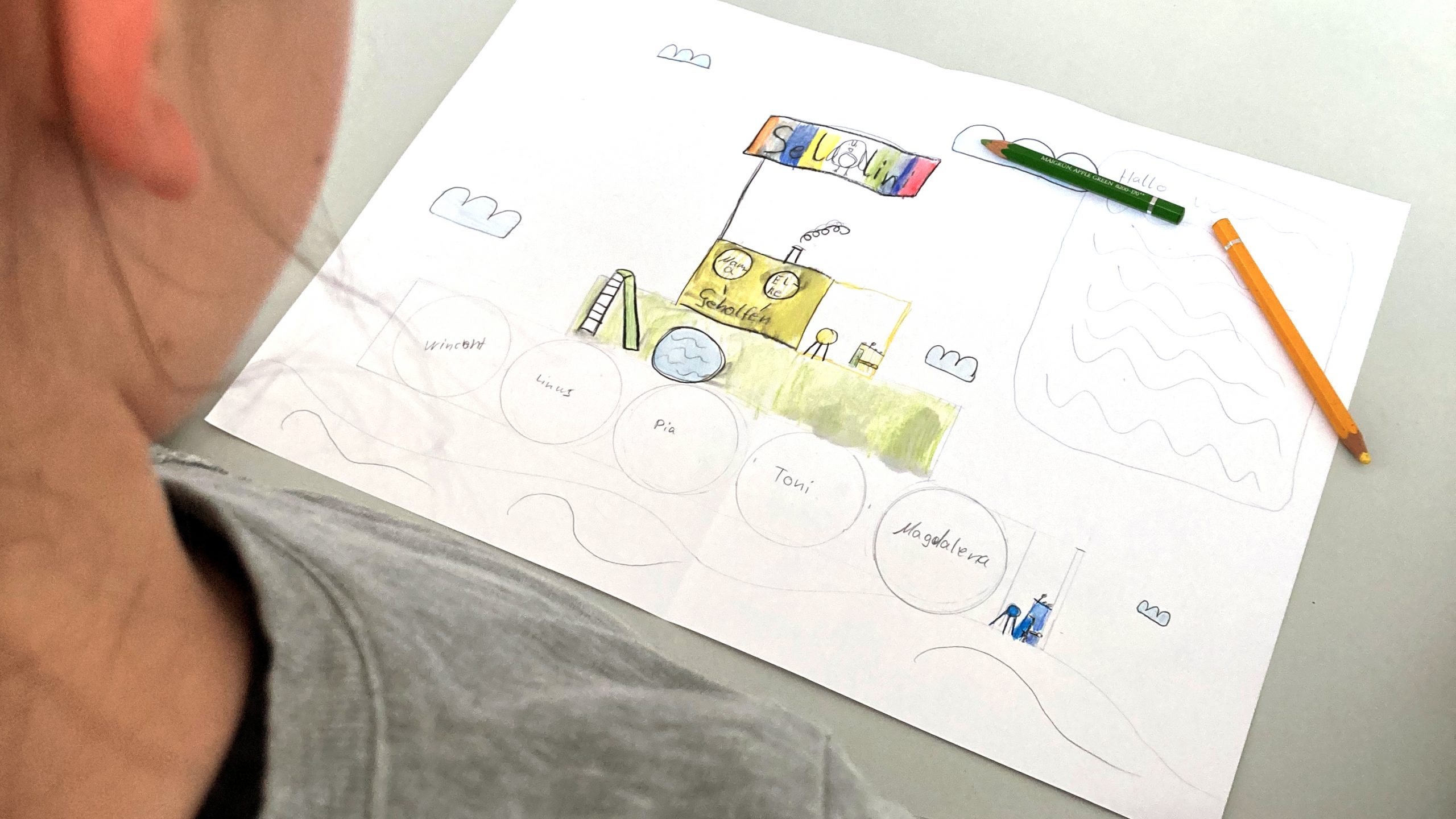 Bevor es an den Computer geht, schibbeln die Kinder ihre Layouts per Hand
